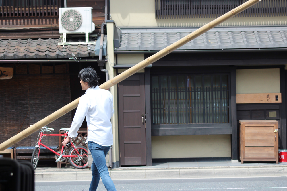 4〜5mもある竹をひょいと担いで、道路を横断する利田さん