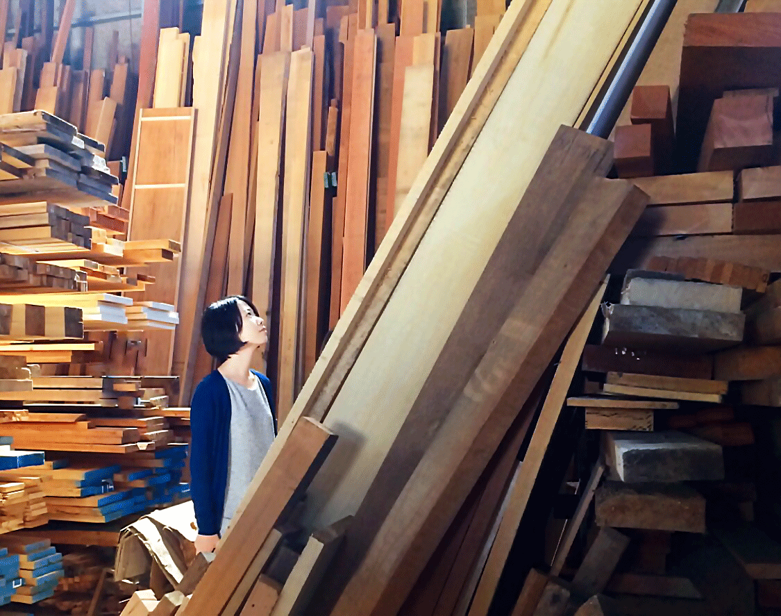たくさんの種類の材木が並ぶ倉庫