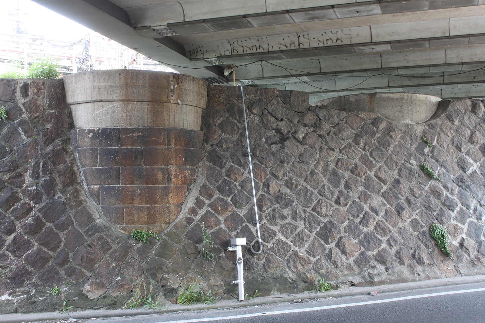 現在の奈良線の鴨川鉄橋の下には旧東海道線時代の橋台の跡が残っている。