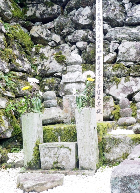 西教寺境内の妻熙子の墓