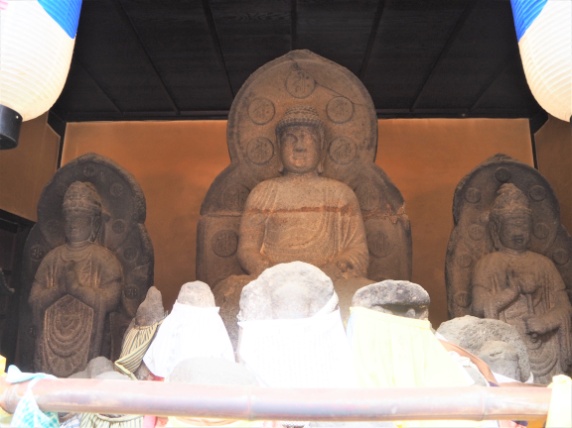 地蔵堂背後にある阿弥陀三尊座像
