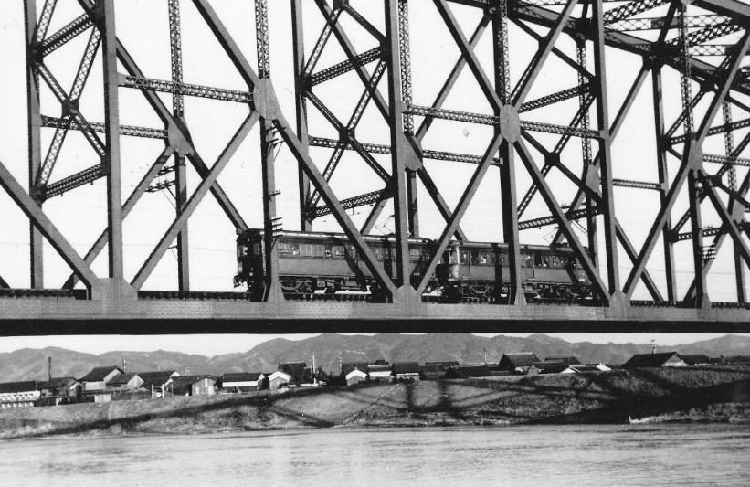 澱川鉄橋を渡る２両編成の電車