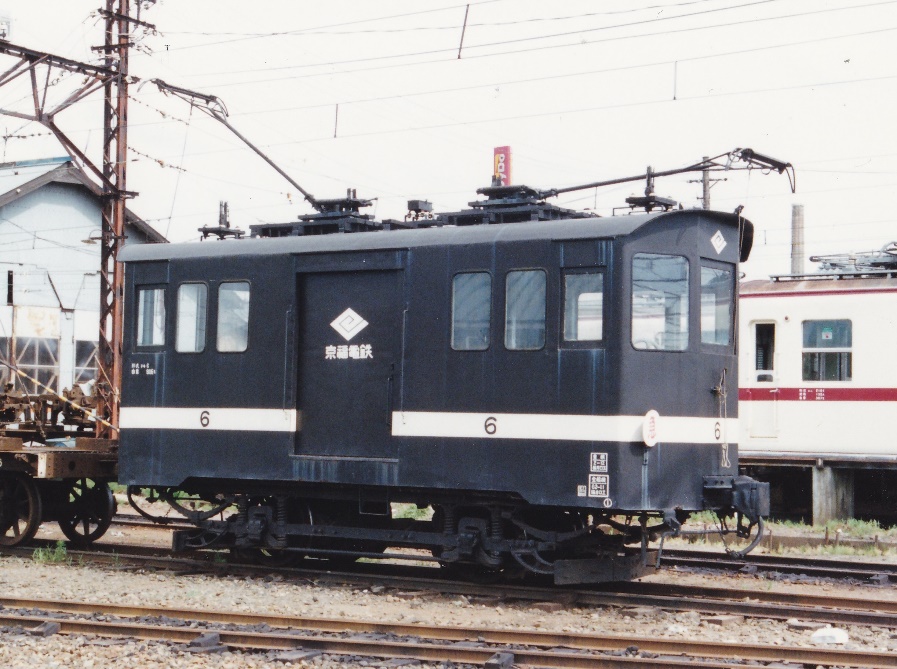 福井で活躍していた小さな電気機関車には社名と稲妻の社紋が付いていた。