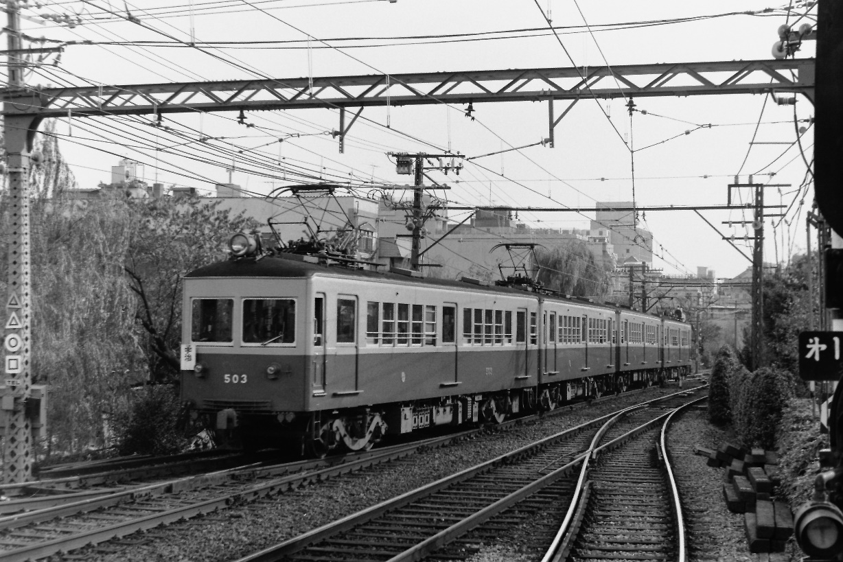 １番線から発車した宇治行き普通電車。旧型車がよく使われていた。