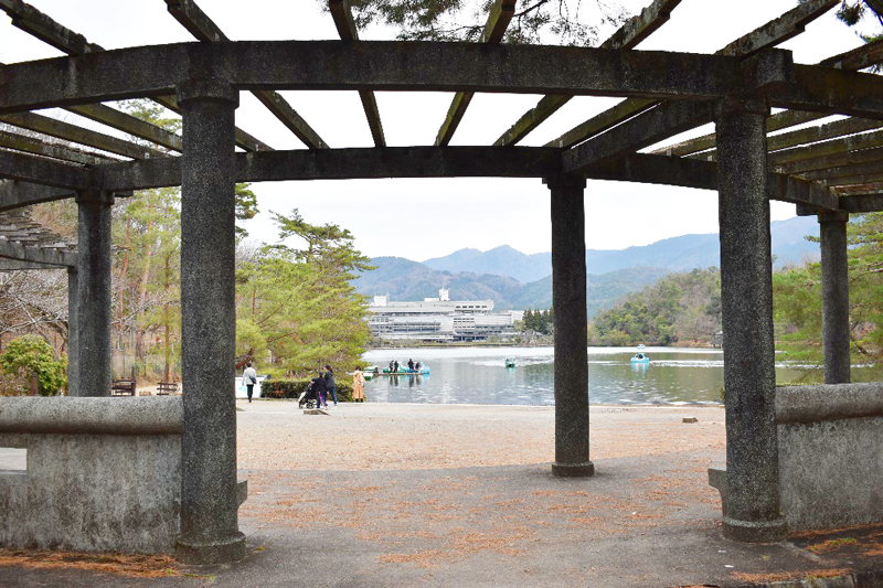 宝が池公園からの国立京都国際会館