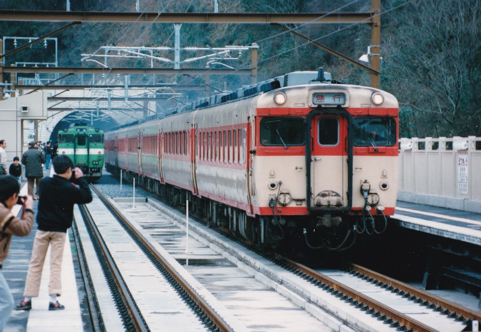 平成元年３月　新保津峡駅開業の日　架線は張られているがまだディーゼルカーが走っていた。