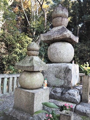 阿弥陀ヶ峰山麓　国松と竜子の供養塔（東山区の東山）