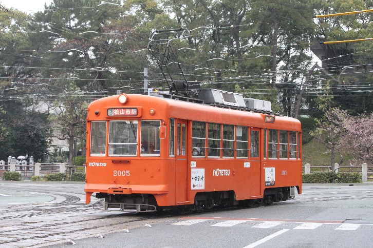 伊予鉄道（下）ではヘッドライト周りが改造されたほか、クーラーも載せられた２０００形。