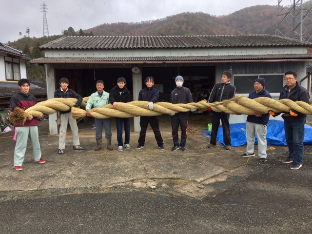 京都八坂神社本殿に飾る大注連縄３本