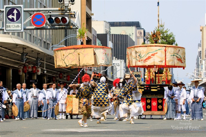 祇園祭山鉾巡行で棒振りを奉納する様子