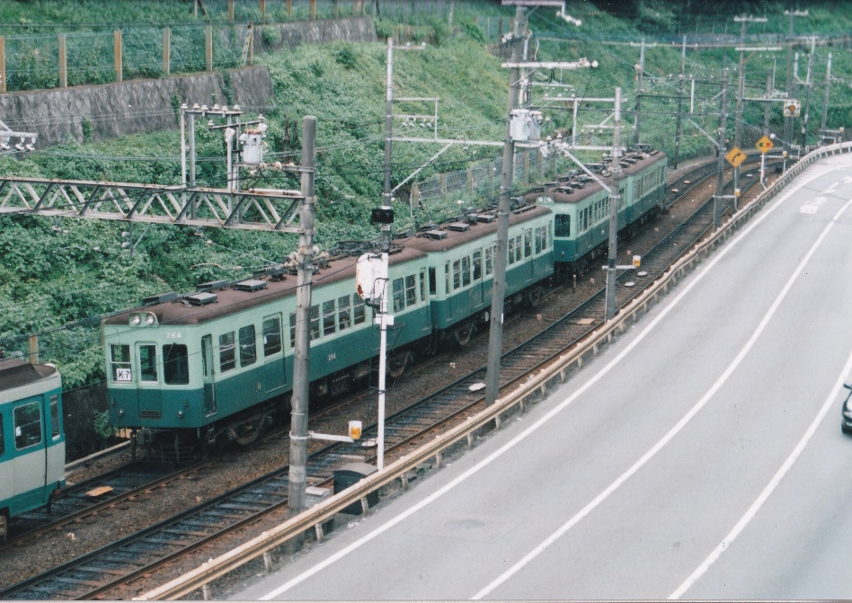廃線後、使われなくなった電車が集結（終結）した九条山駅
