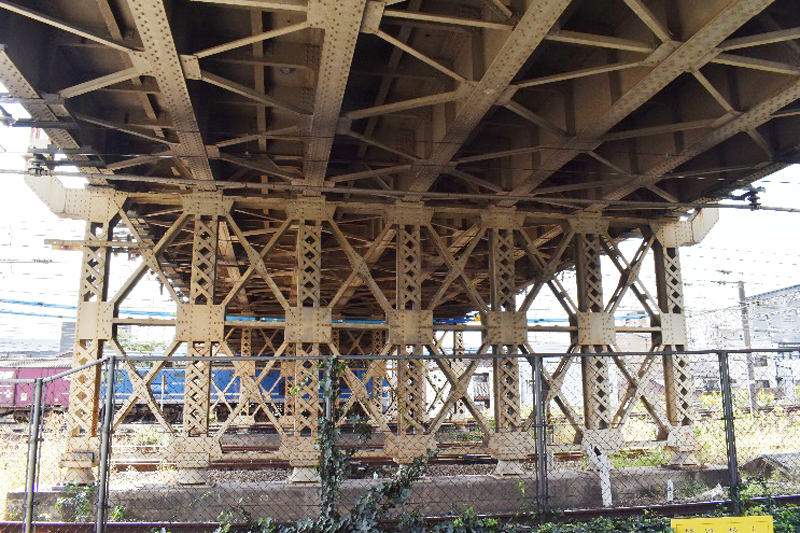 大宮跨線橋の鉄骨造の柱