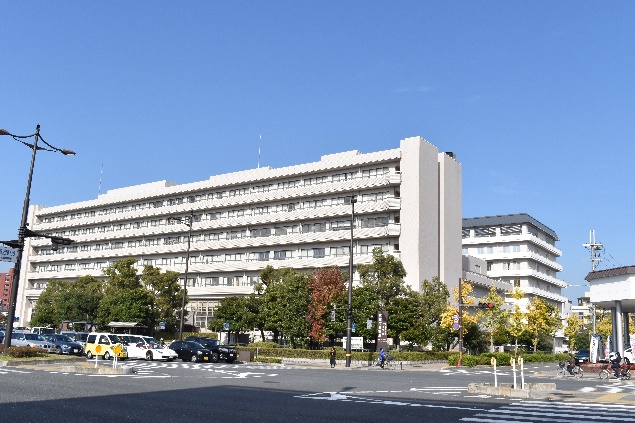 京都市立病院（五条通から）