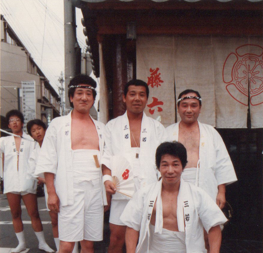 左から2番目、ちらりと顔をのぞかせているのが山田さん。