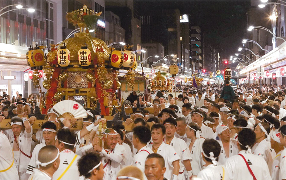 祇園祭創始1150年還幸祭で四条河原町に揃った三座の神輿