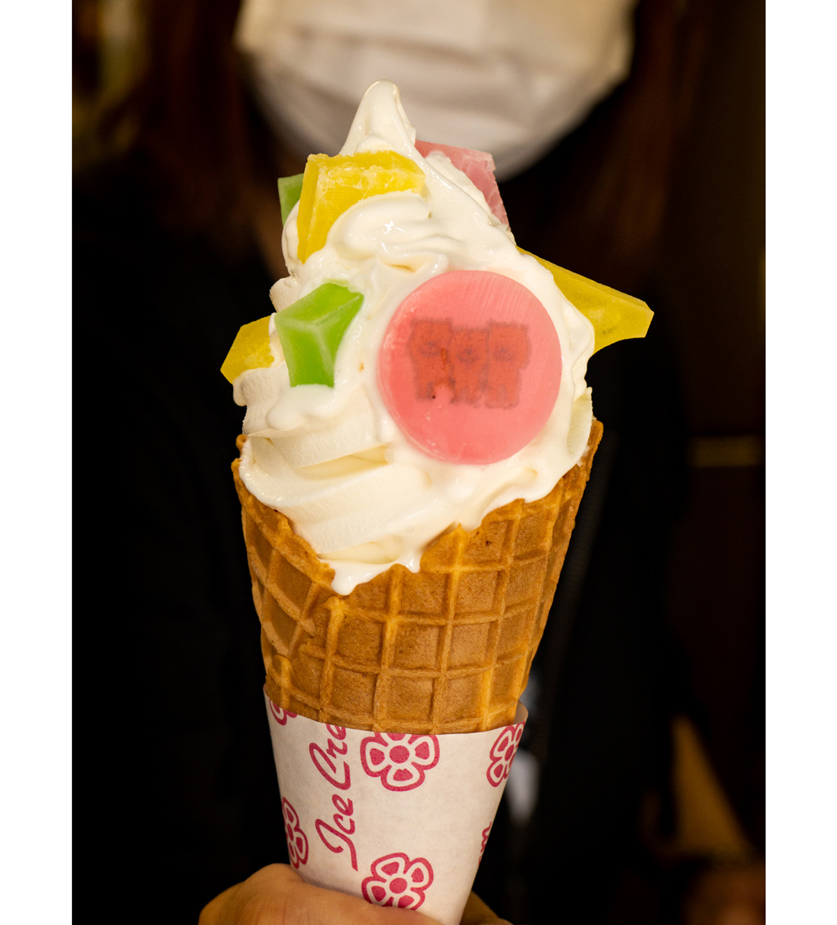 京菓匠 高野屋貞広の琥珀糖を使ったキラキラ琥珀糖ソフトクリーム