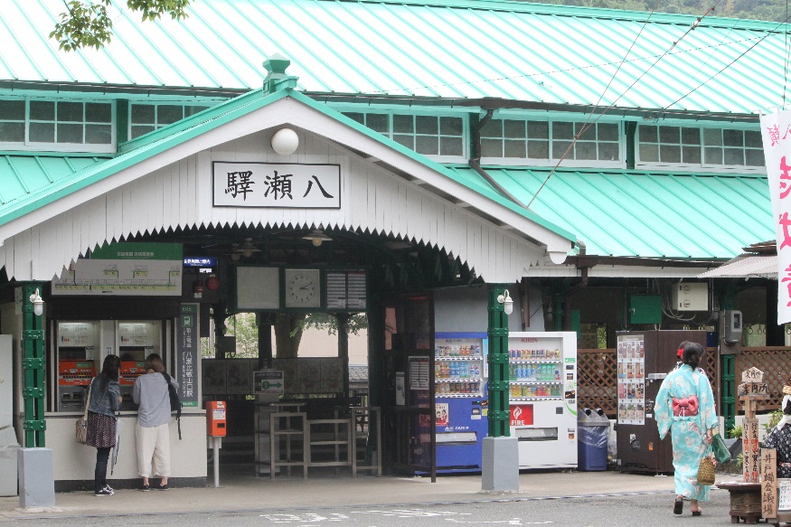 駅の正面には「八瀬」と掲げてある「八瀬比叡山口」