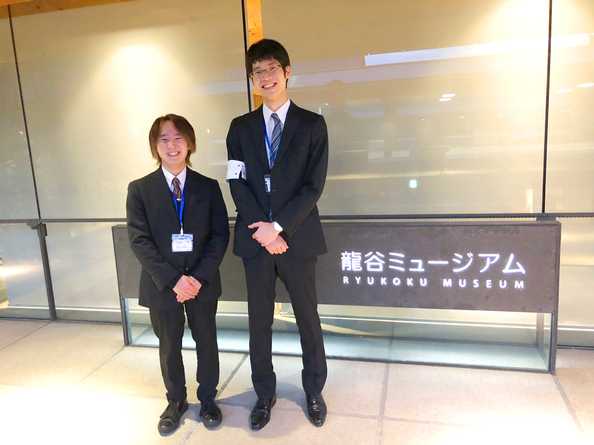 十二月展幹事の龍谷大学4回生　大江さん（左）と古林さん（右）
