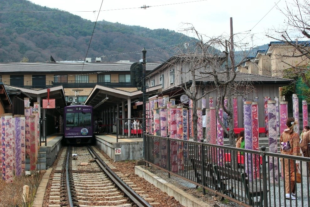 現在の嵐電嵐山駅　右（北）側のホームの左右から愛宕山鉄道が発着していた