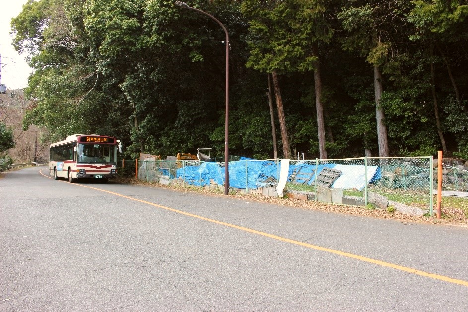 旧鳥居本駅付近を行く京都バス　かつてはここを電車が走っていた