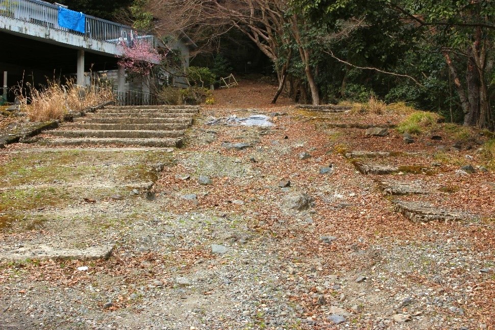 鋼索線　清滝川駅跡　左右は階段状のホーム跡で、真中の線路部分 は埋められている