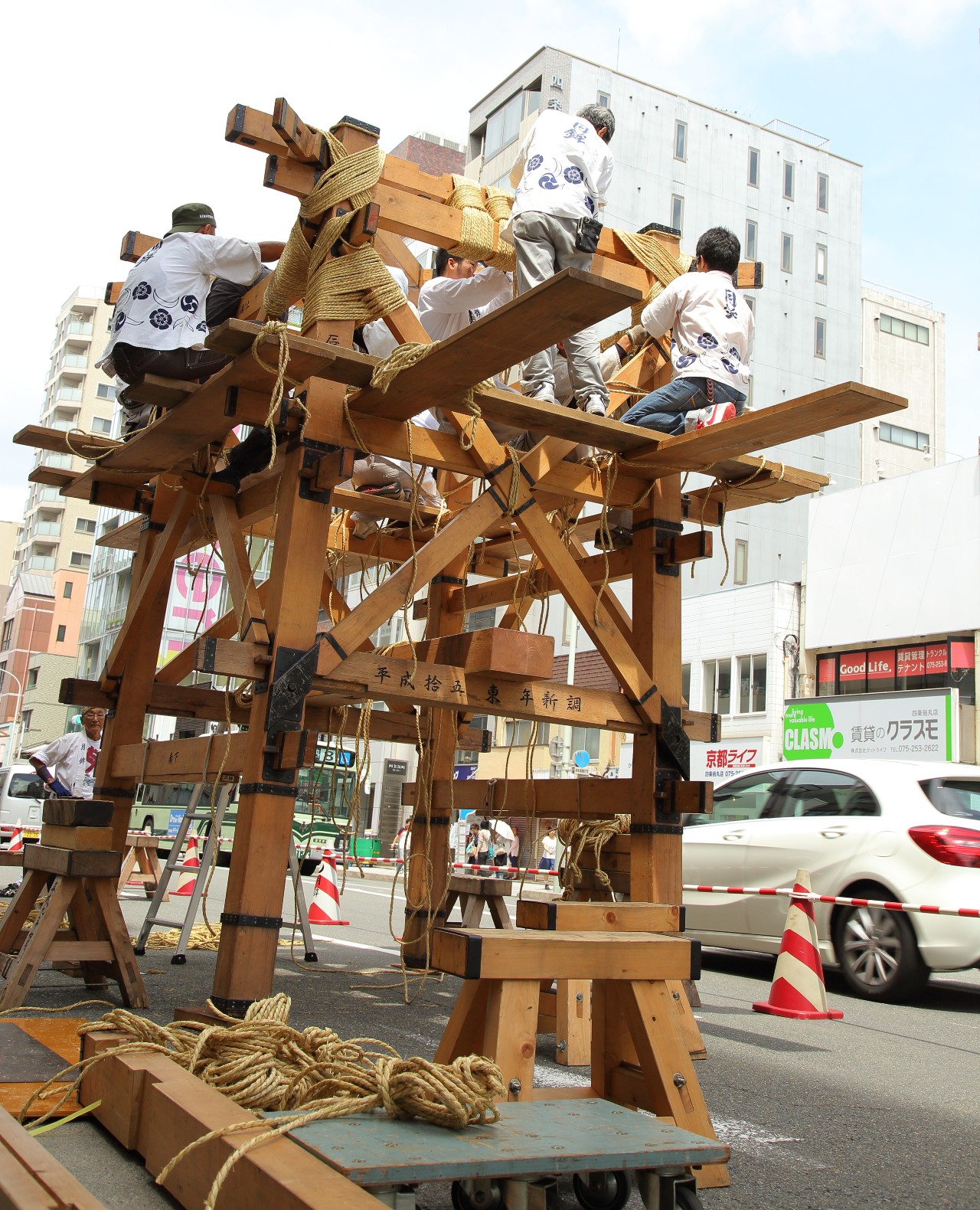 月鉾の鉾建て