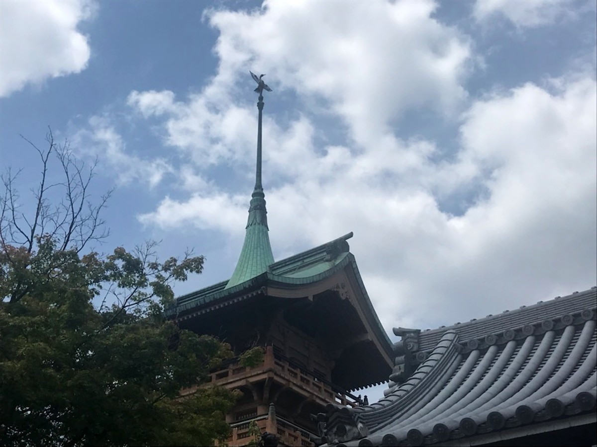 望楼の頂部の鶴