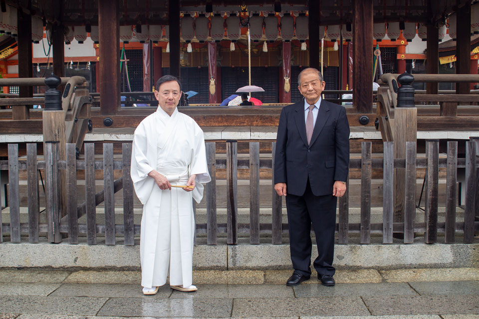 野村宮司（左）と平岡代表理事（右）