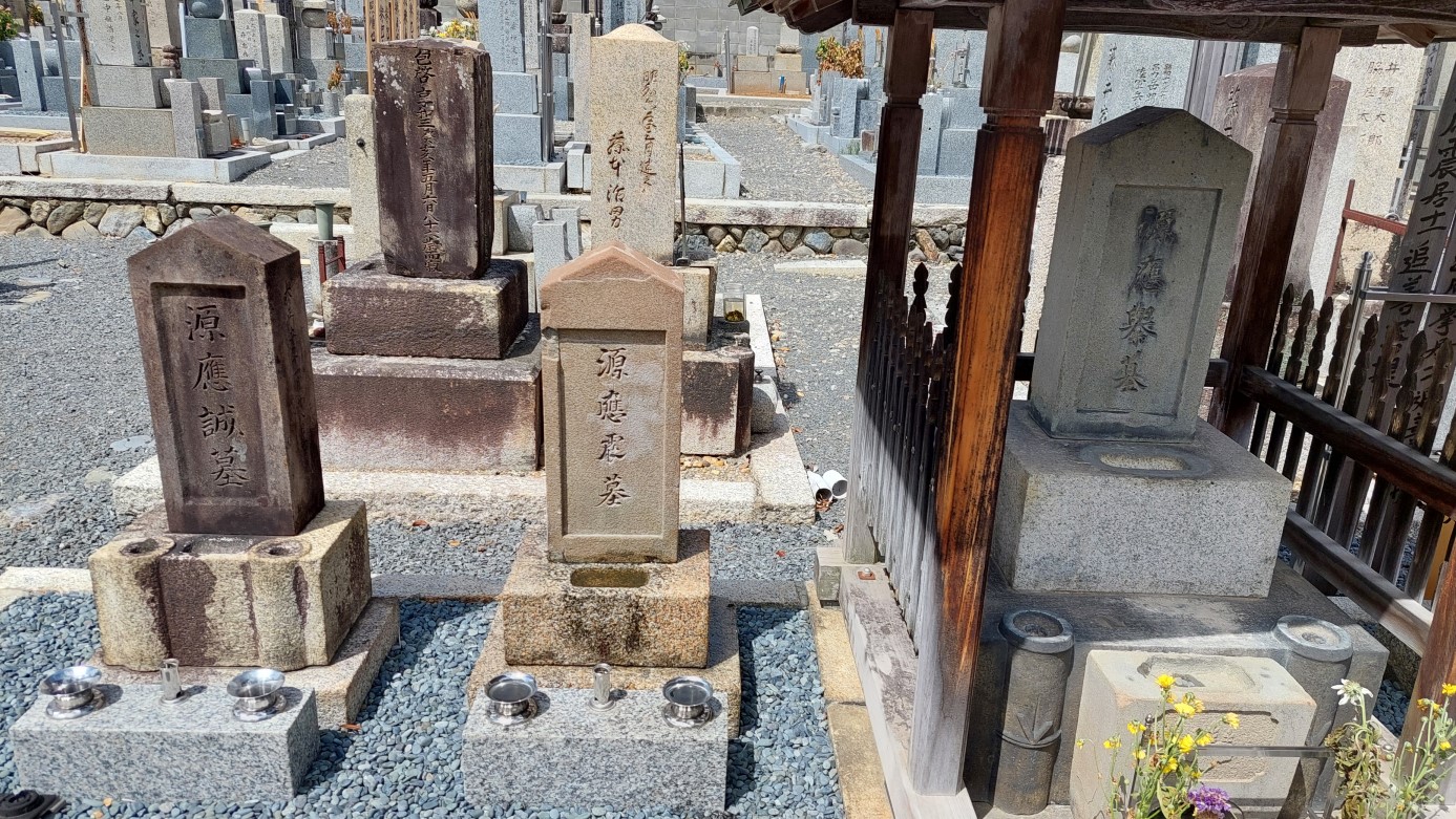 左：円山応震墓　右：円山応挙墓 悟眞寺（右京区太秦東蜂岡町5-1）