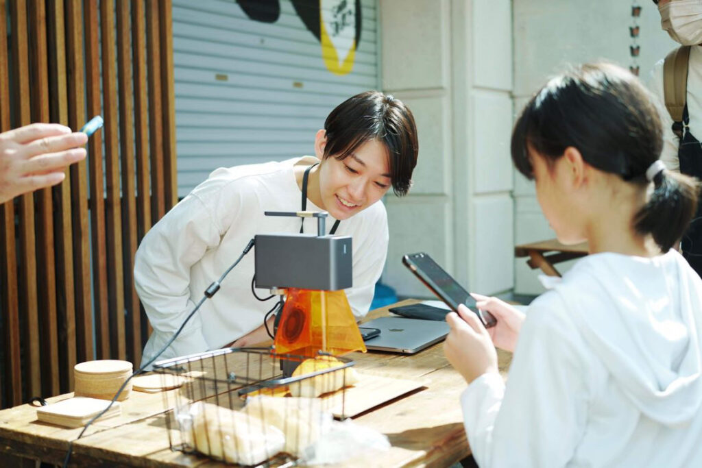 3Dプリンターのワークショップをする徳山さん