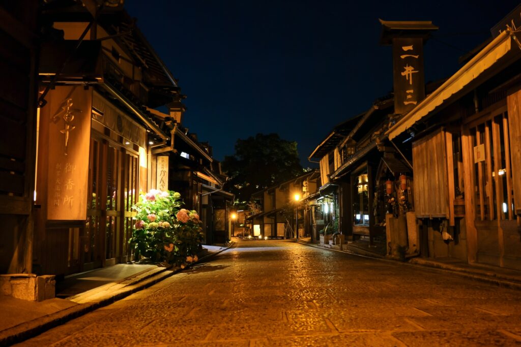 京都の夜の街中