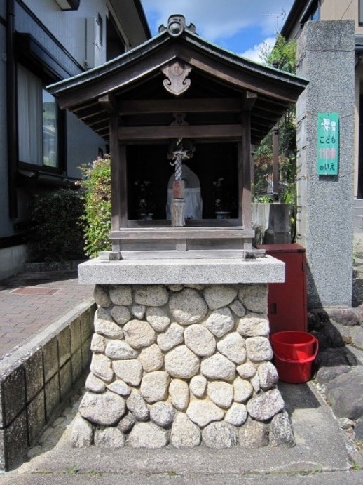 京都の町の一角にたたずむお地蔵さまの祠