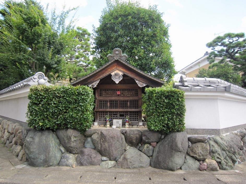 お屋敷の一角を提供していただいて建てられたと思われるお地蔵さまの祠