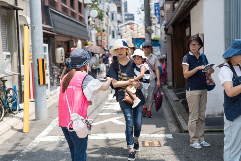 「こどもステーションMap」を路上で配布