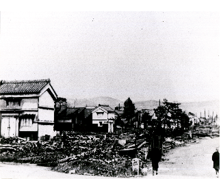 写真3．建物強制疎開後の堀川通り（1945年撮影）