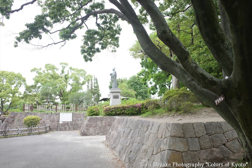 高槻城址と高山右近像