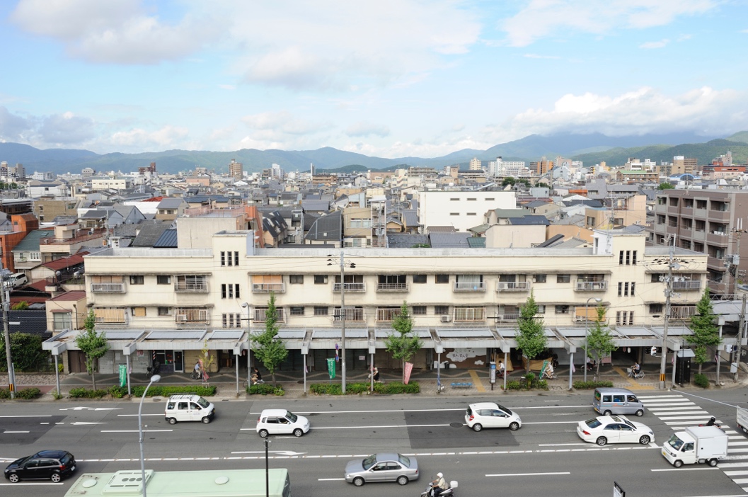 写真1.出水団地2棟の外観