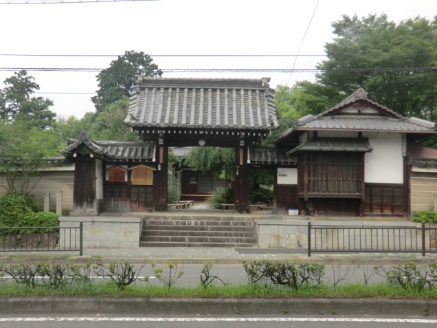 千本通りに向かって建つ上品蓮台寺