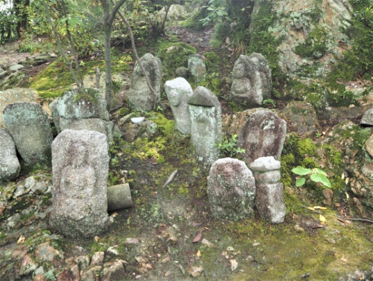 船岡山の西山腹の石仏群