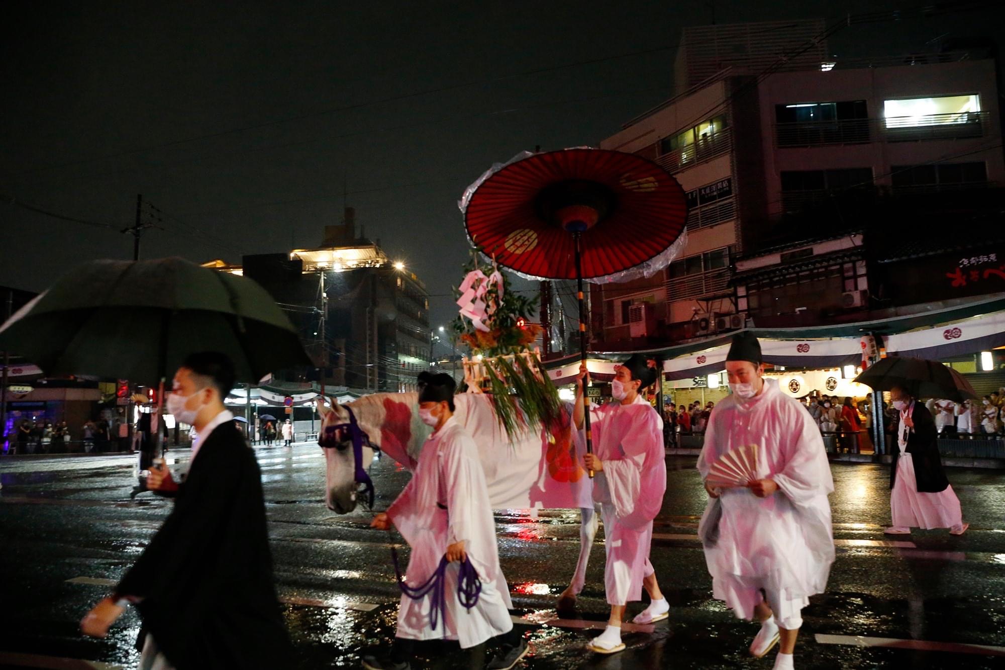 24日　雨の石段下を三周するご神馬