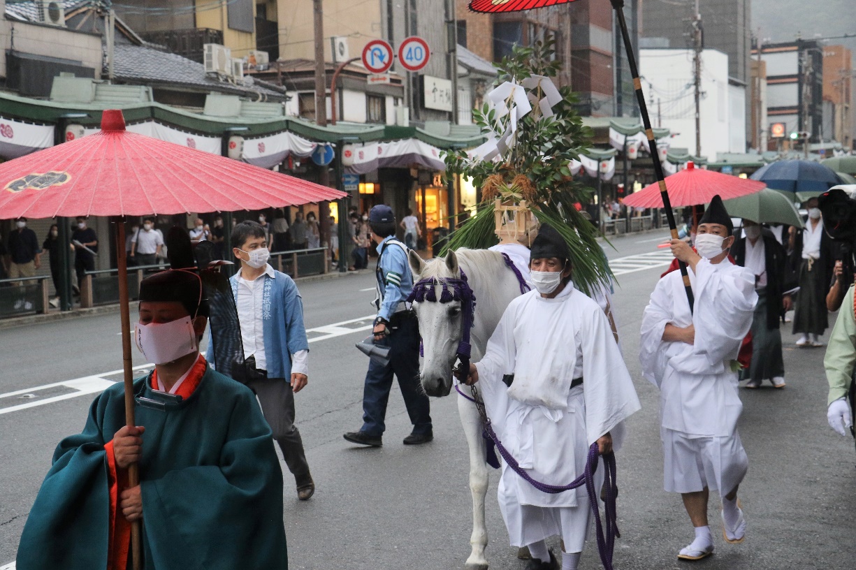 祇園祭1151年の歴史で初めての御神霊渡御祭。神馬の神籬に遷られた大神様が四条通を御旅所へ渡られる。