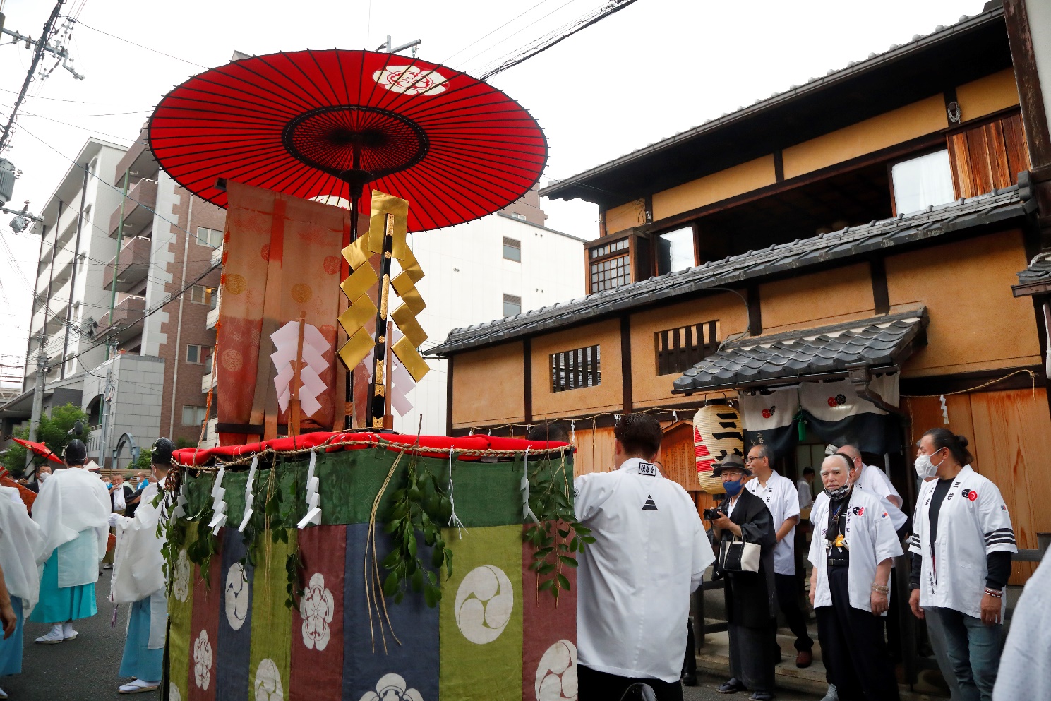 18日から23日まで氏子各学区内を御幣台車に乗った大神様がおいでになった。20日三若会所前にて。