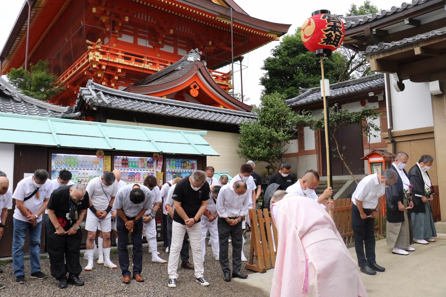 28日　神輿会の前で足を止めていただいた森宮司