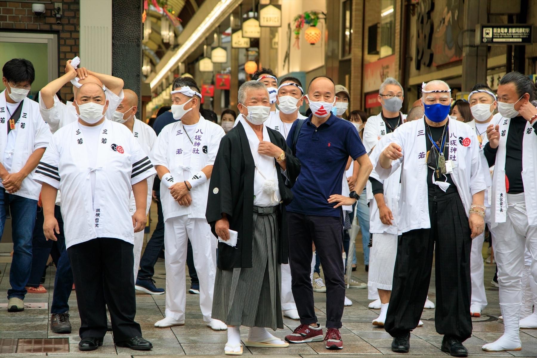 24日　御旅所北側でお還りの御神霊渡御祭を待つ　