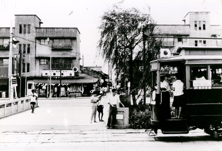 写真8．堀川団地とチンチン電車（1960年）