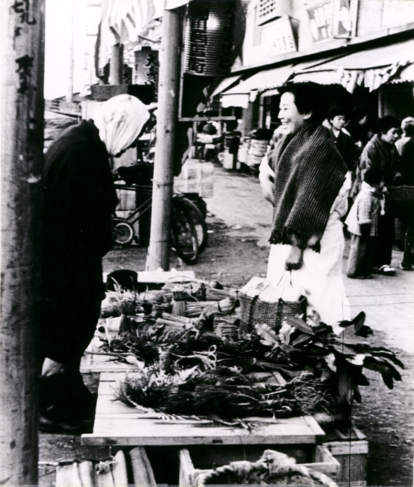 写真2．堀川商店街の前の露商（1953年）