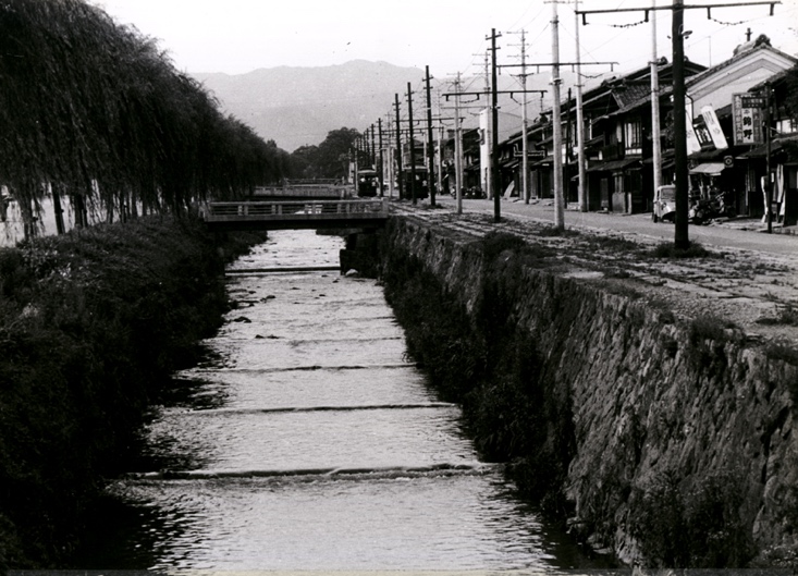 写真9．水源が絶たれる前の堀川（1960年）