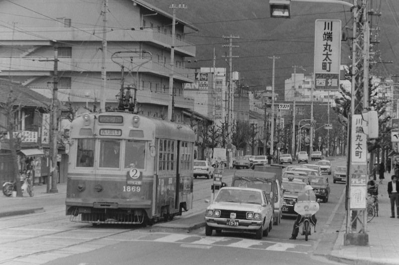 電停には大きく停留所名が表示されていた