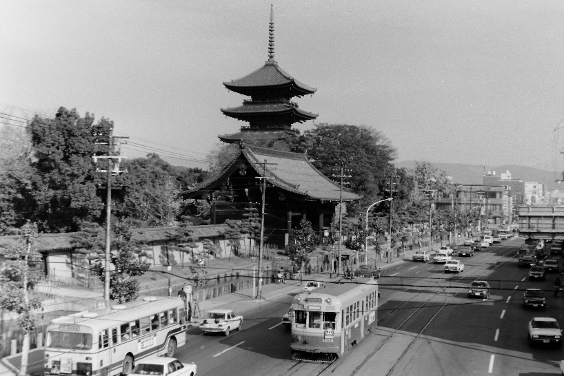 東寺の前を走る九条線