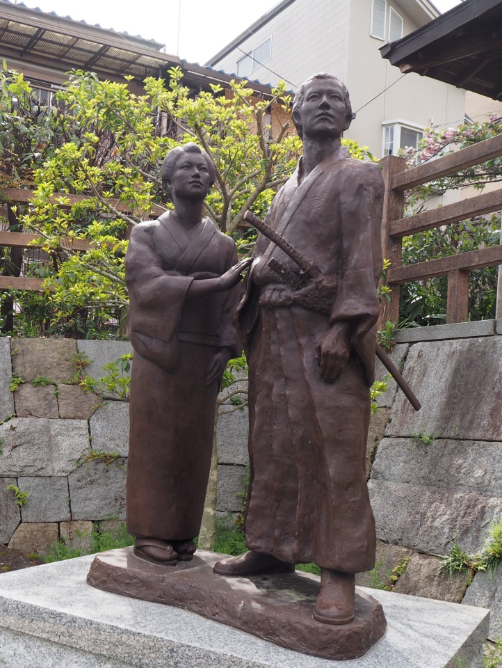 龍馬とお龍 愛の旅路 像